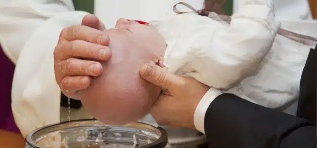 Quelle Date Inscrire sur la Médaille de Baptême : Tradition et Signification